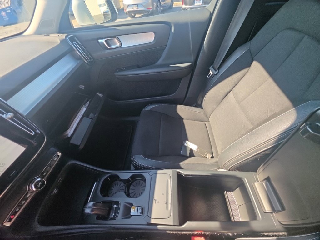 Used 2020 Volvo XC40 T4 Momentum FWD image 28