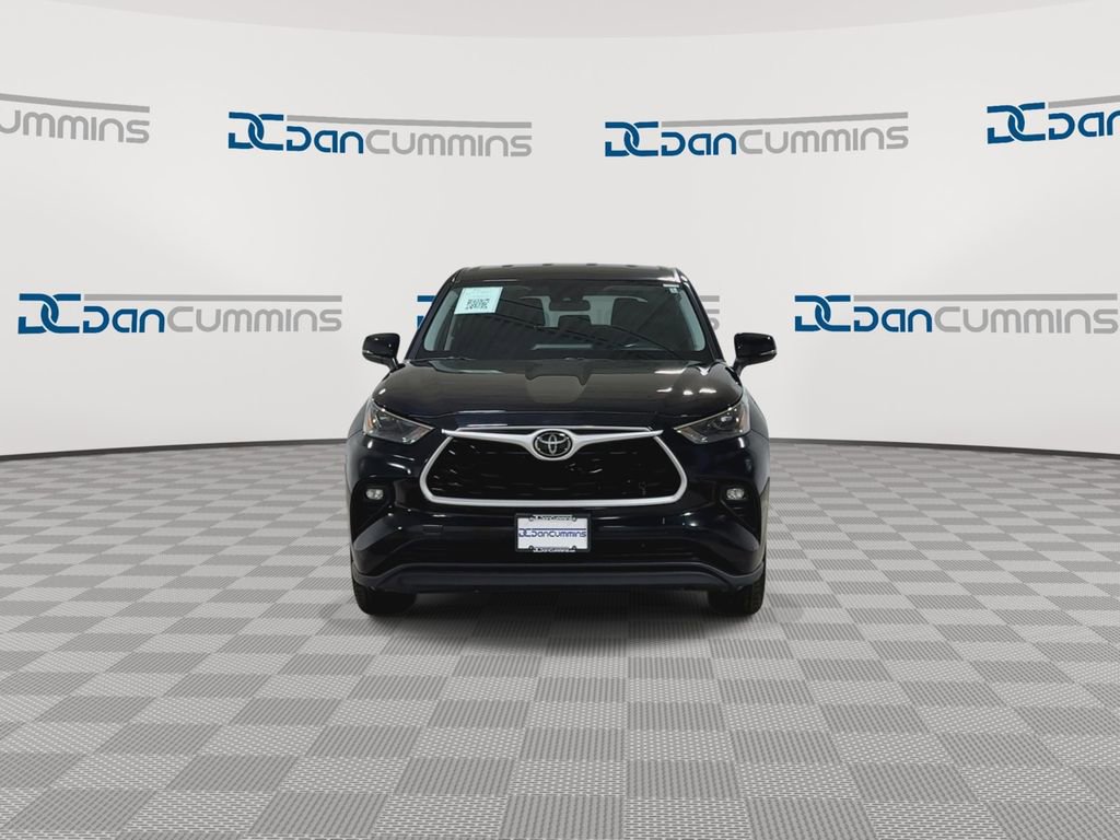 Used 2024 Toyota Highlander LE image 3