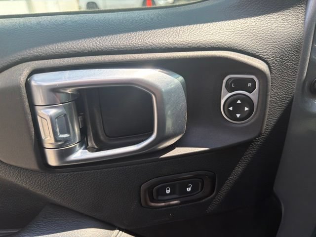 Used 2018 Jeep Wrangler Unlimited Sahara AWD/4WD image 12