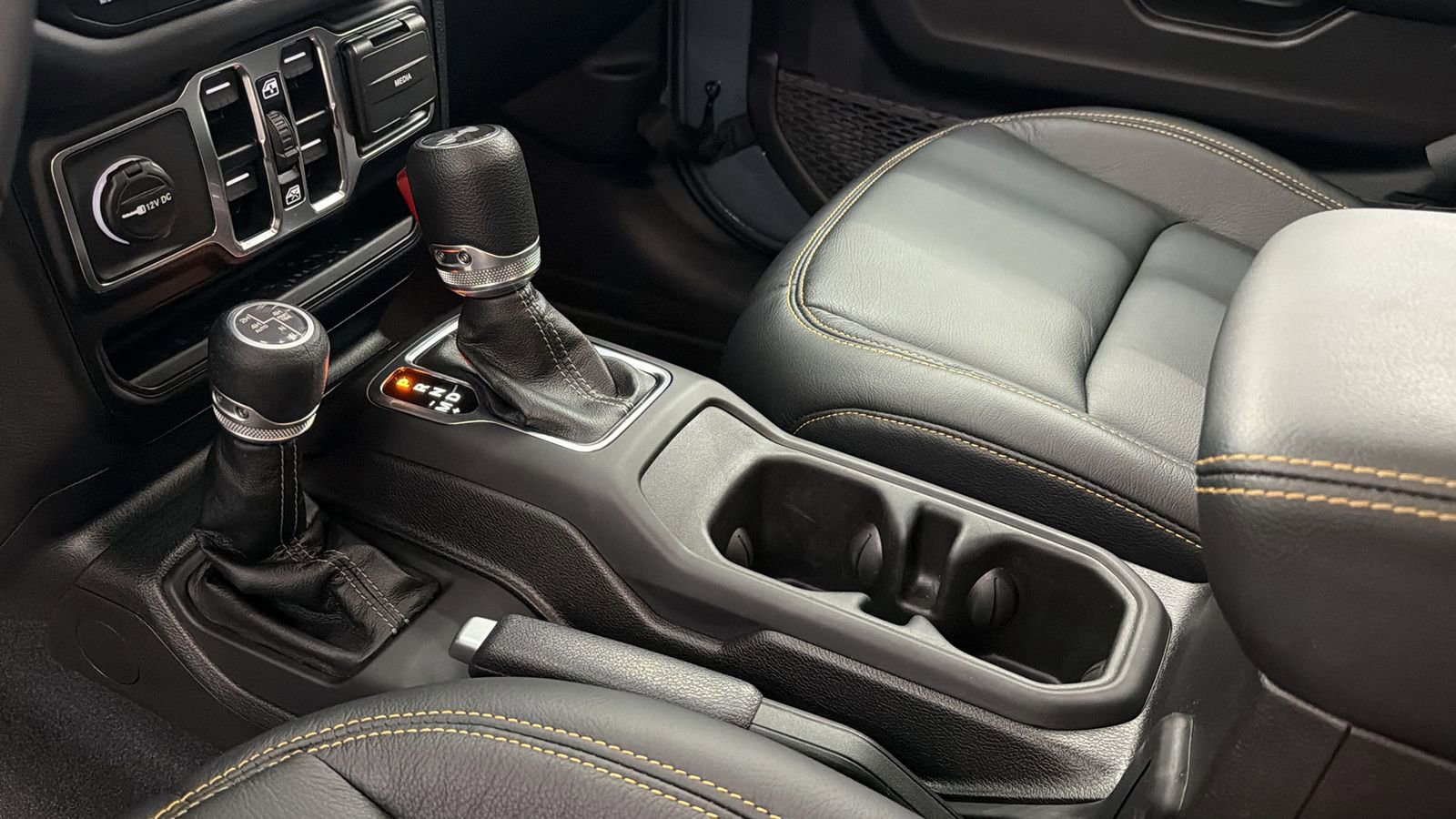 Used 2025 Jeep Wrangler Unlimited Sahara AWD/4WD image 21