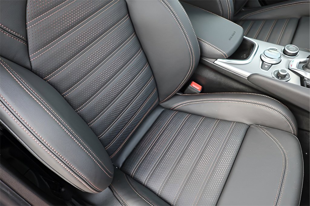 New 2025 Alfa Romeo Giulia Intensa w/ Driving Assist Package image 23