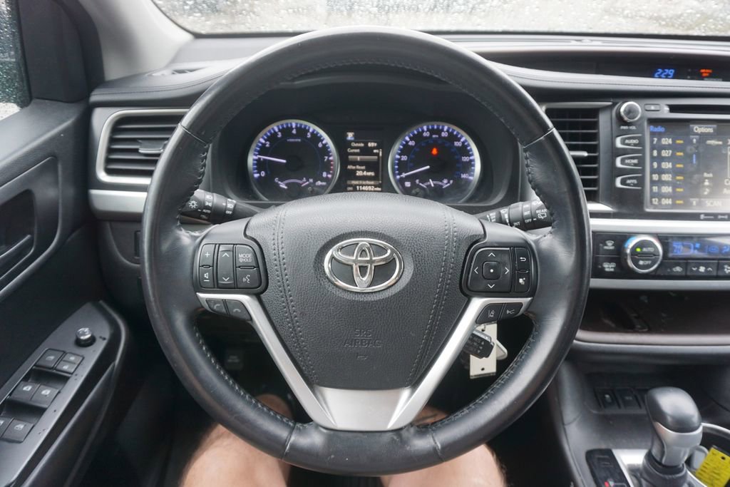 Used 2018 Toyota Highlander Plus AWD/4WD image 3