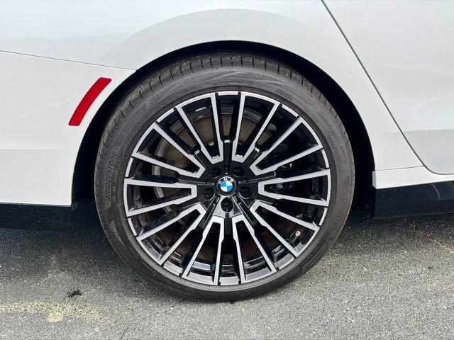 Used 2025 BMW 740i w/ Premium Package image 31