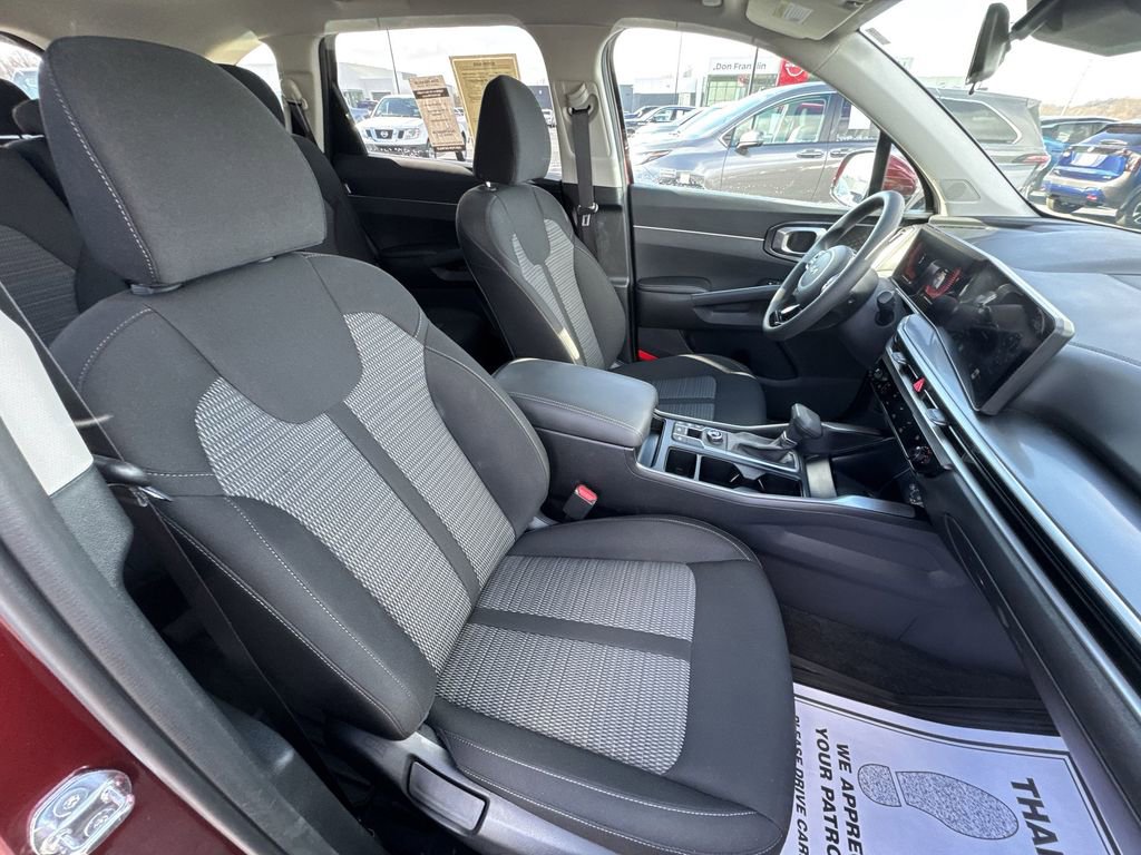 Used 2025 Kia Sorento LX FWD image 25