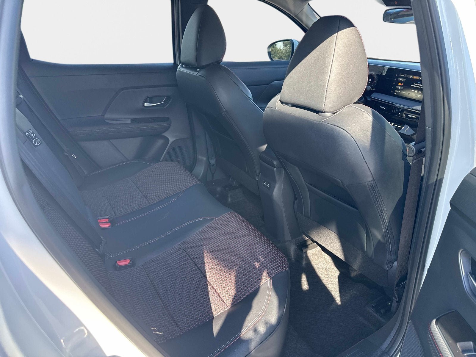 Used 2025 Nissan Kicks SR FWD image 12
