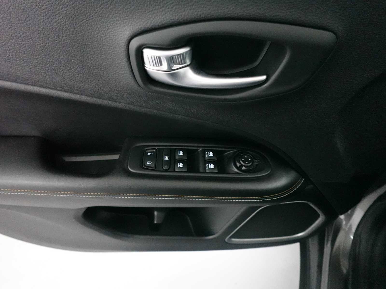Used 2018 Jeep Compass Latitude w/ Popular Equipment Group AWD/4WD image 11