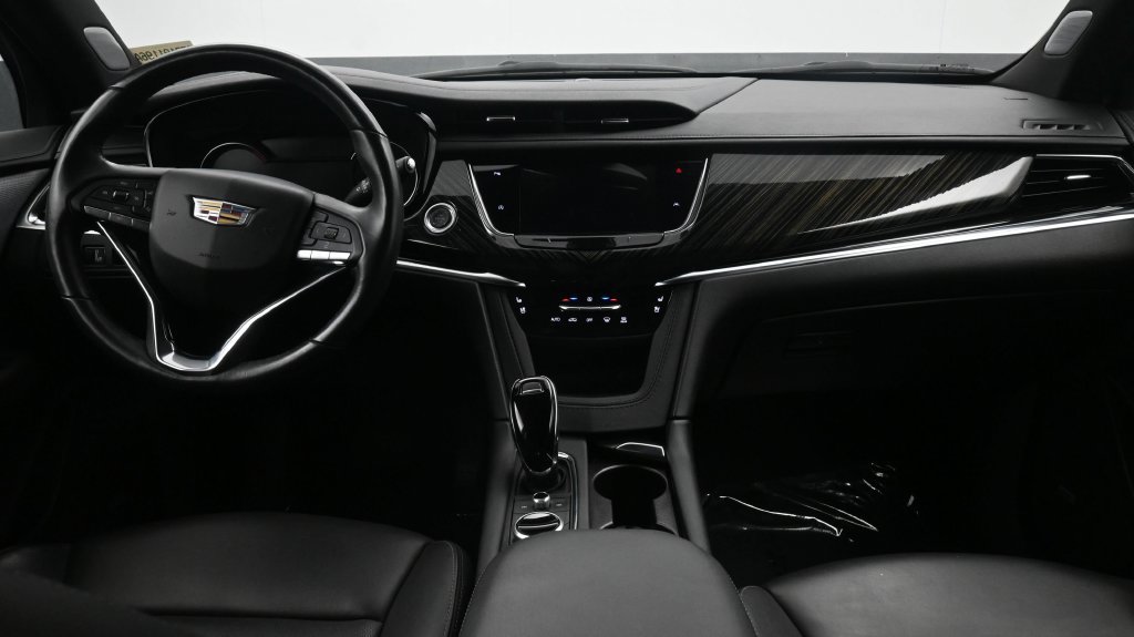 Certified 2025 Cadillac XT6 Premium Luxury FWD image 4