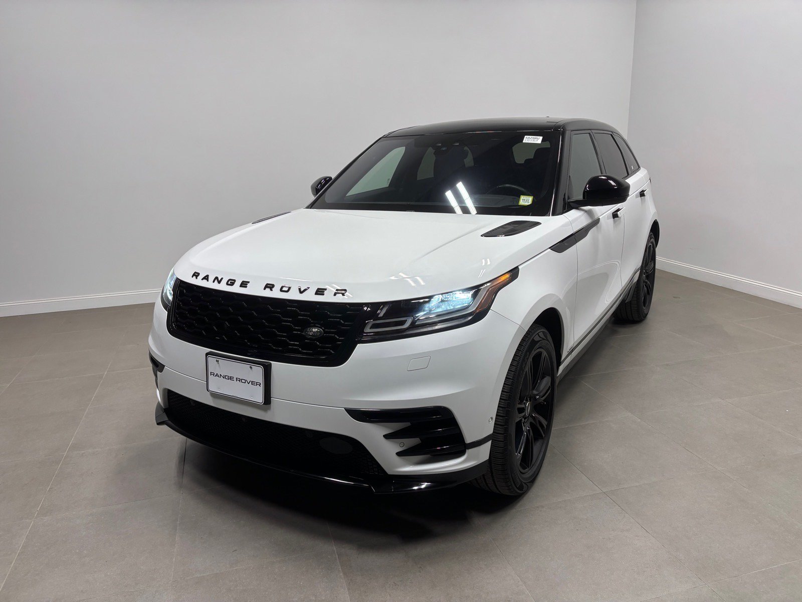 Used 2019 Land Rover Range Rover Velar R-Dynamic SE AWD/4WD image 2