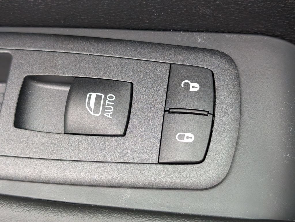 New 2027 Chrysler Pacifica Select FWD image 32