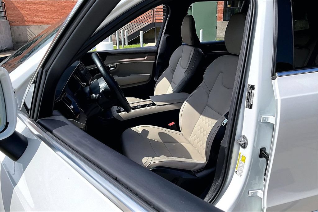 Certified 2025 Volvo XC90 B5 Plus AWD/4WD image 31