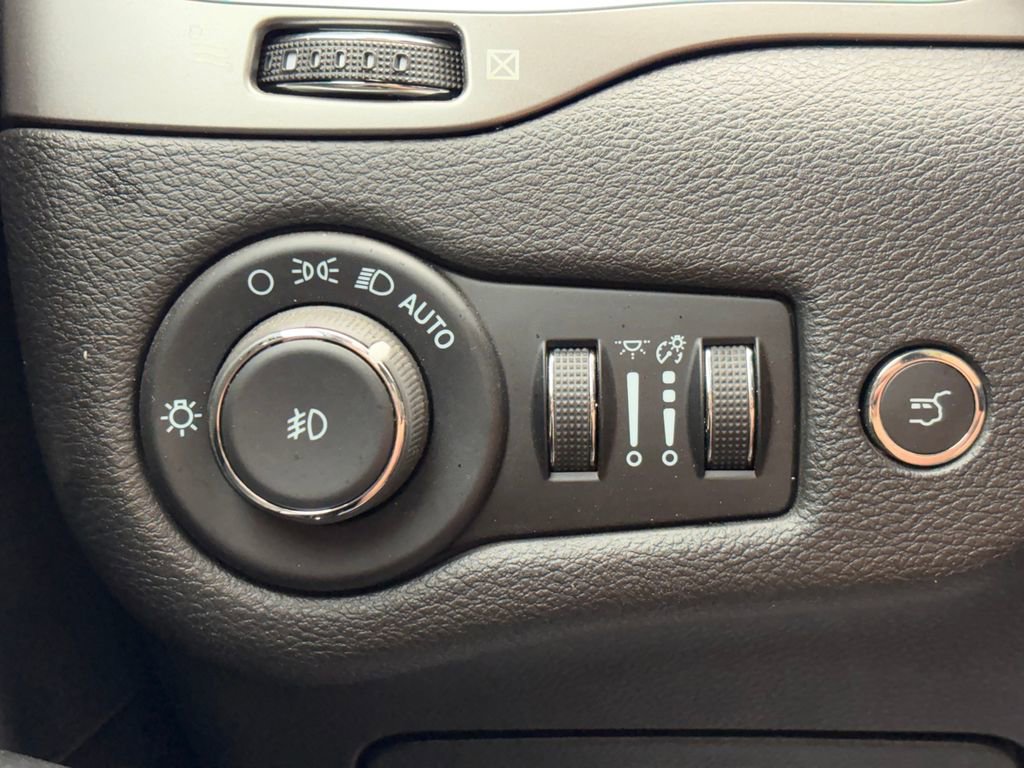 Used 2021 Jeep Cherokee Limited w/ Elite Package image 21