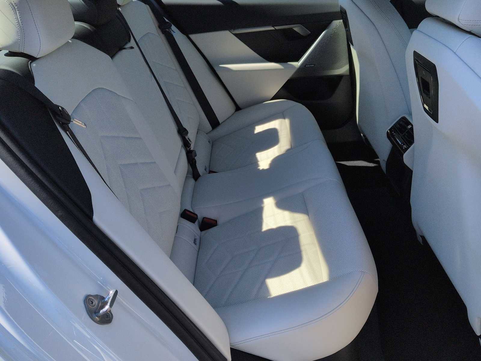 Used 2025 BMW i5 xDrive40 w/ Premium Package image 22