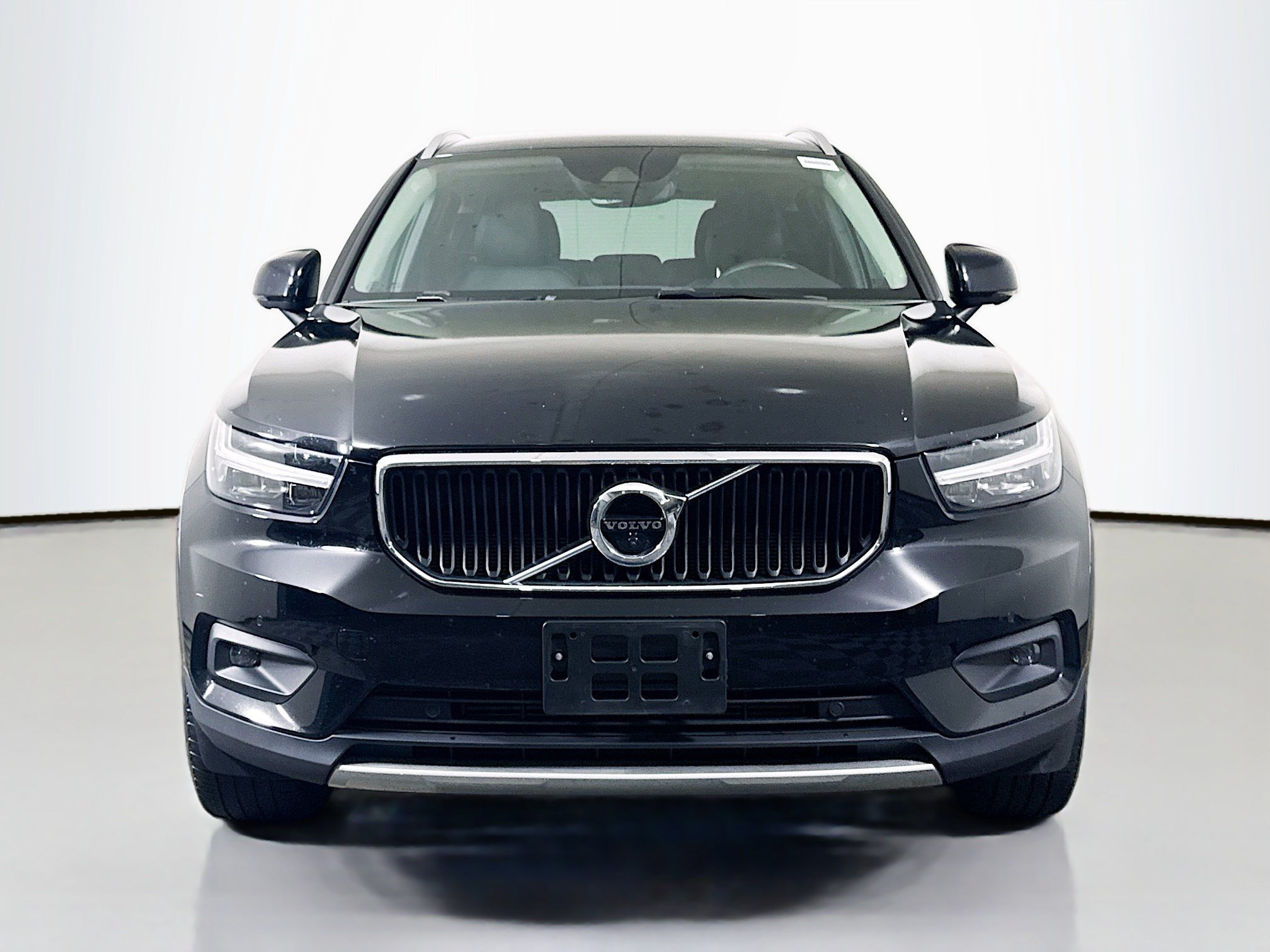 Used 2022 Volvo XC40 T4 Momentum FWD image 2