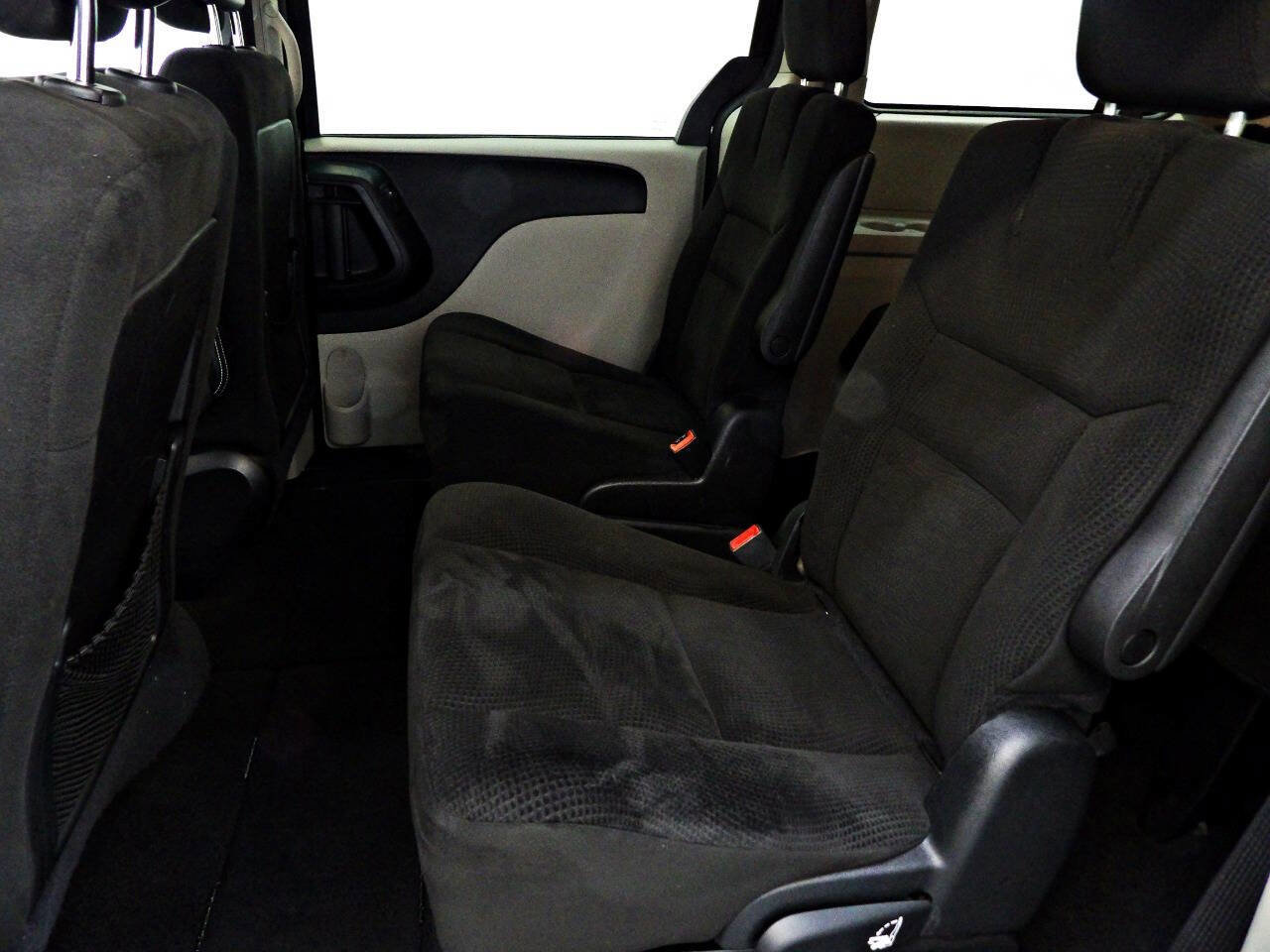Used 2016 Dodge Grand Caravan SE image 9