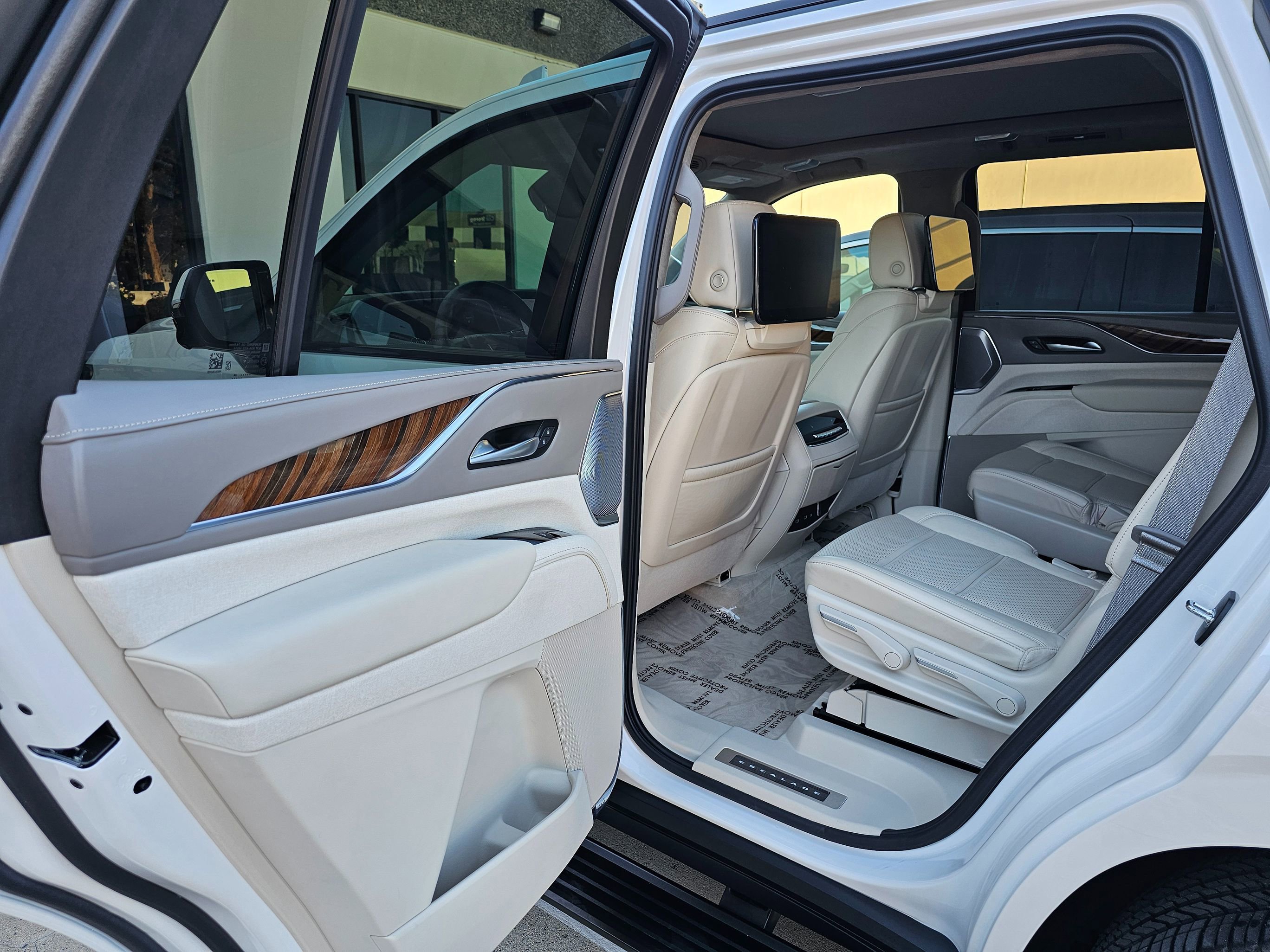 Used 2024 Cadillac Escalade Sport Platinum w/ Heavy-Duty Trailer Package image 31