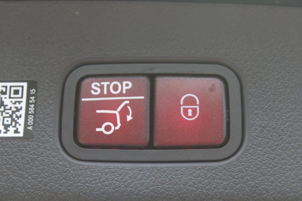 Used 2025 Mercedes-Benz GLC 350e image 11