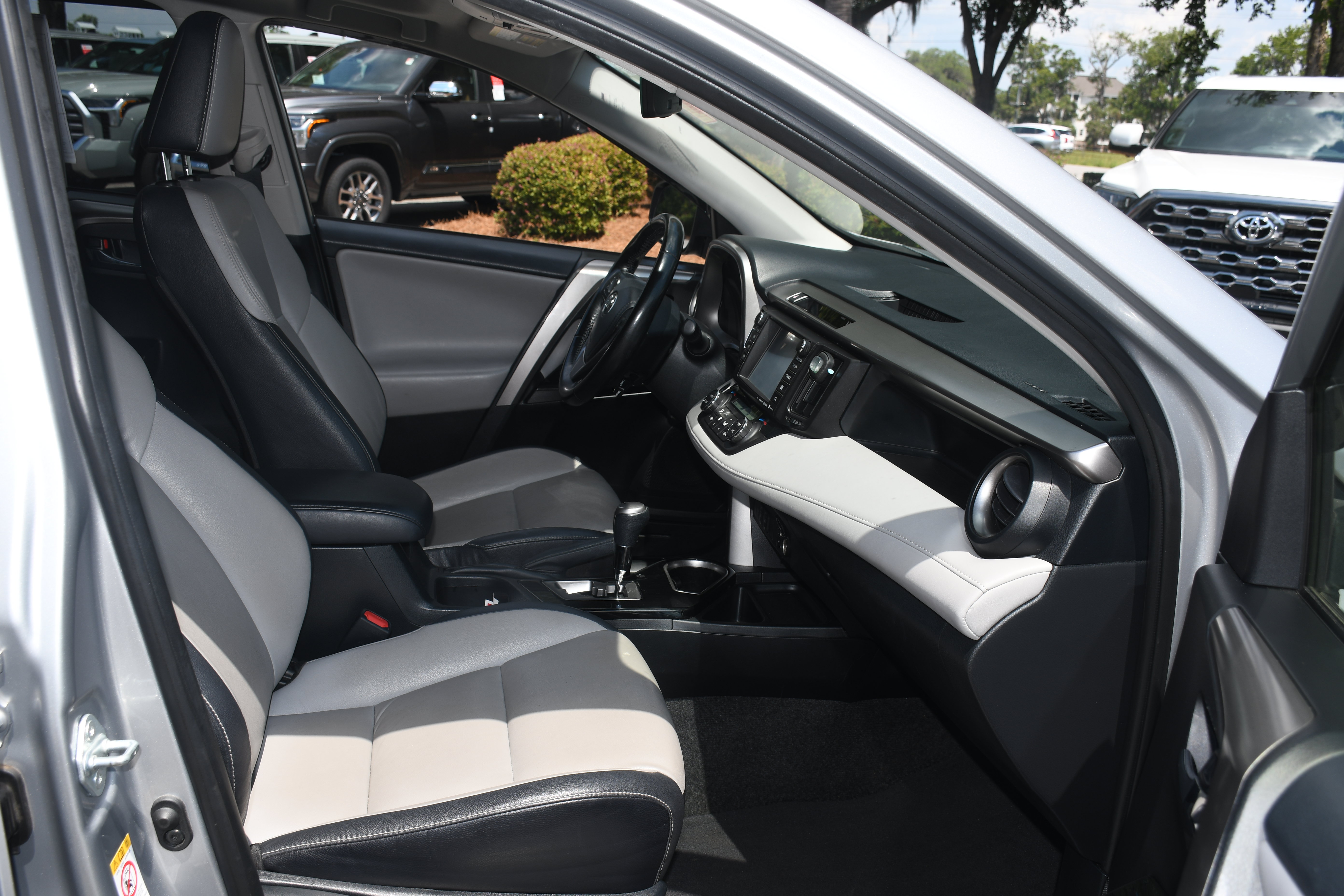 Used 2018 Toyota RAV4 Limited FWD image 21