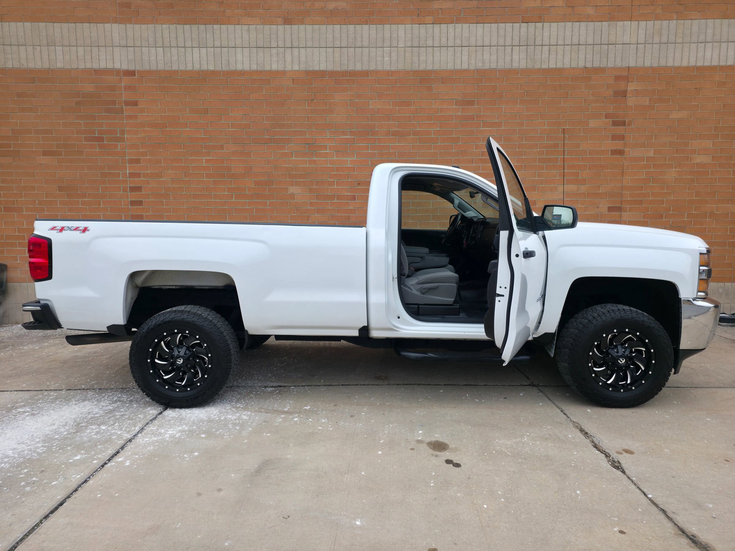 Used 2017 Chevrolet Silverado 2500 W/T w/ Snow Plow Prep Package image 5