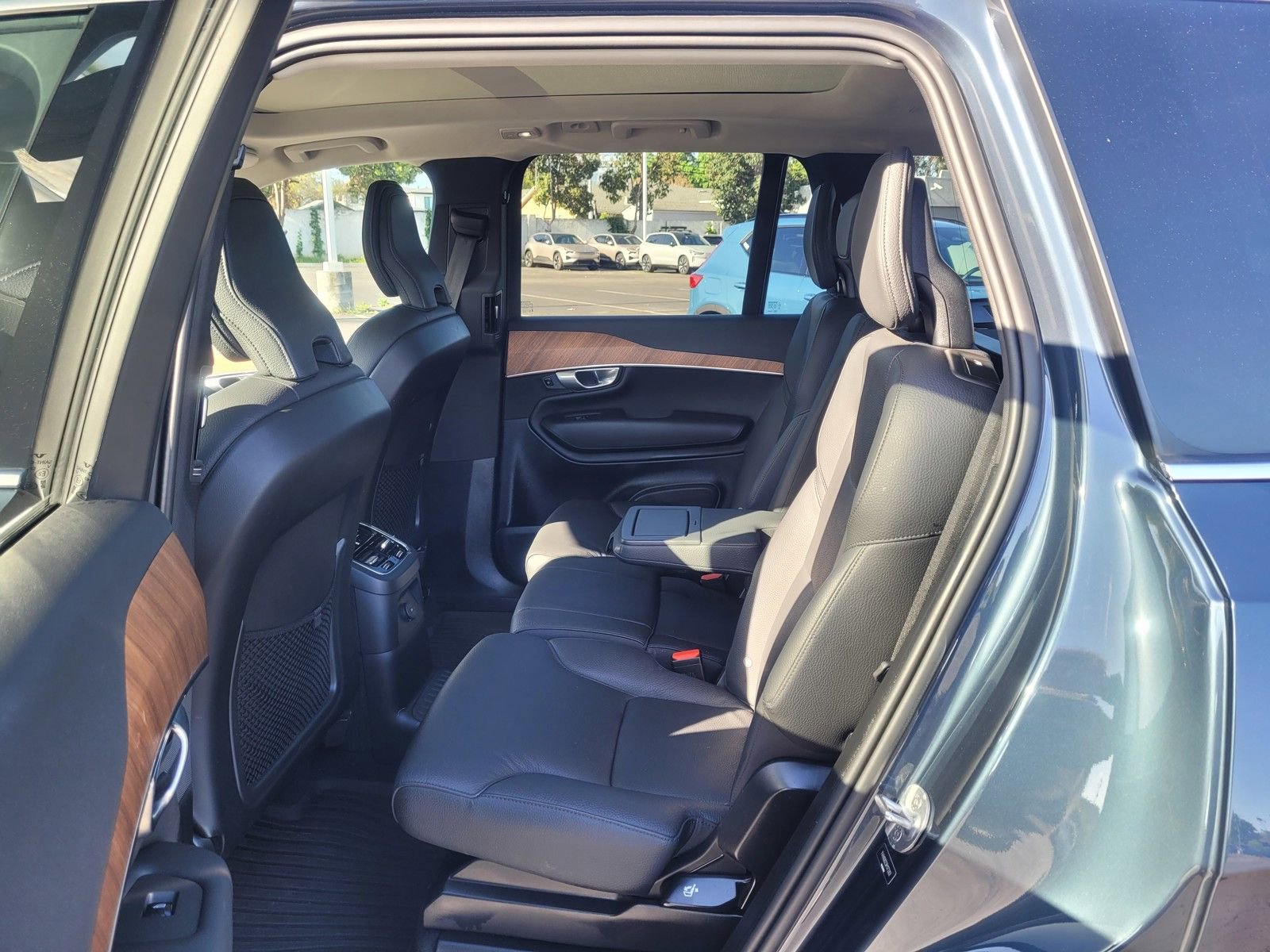 Certified 2024 Volvo XC90 T8 Plus w/ Protection Package Premier image 11