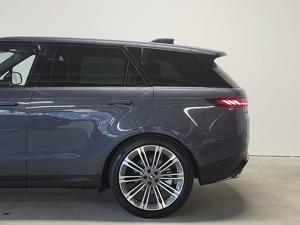 Used 2025 Land Rover Range Rover Sport SE AWD/4WD image 7