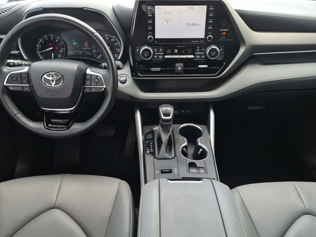Used 2020 Toyota Highlander XLE FWD image 13