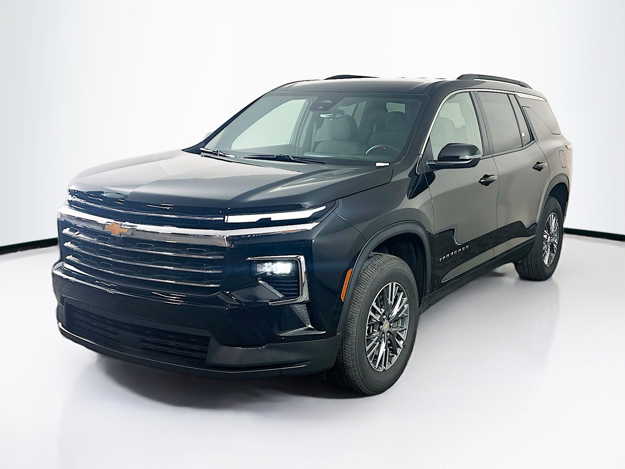 Used 2025 Chevrolet Traverse LT image 3