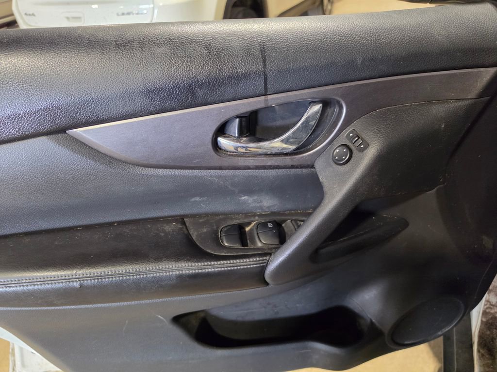 Used 2015 Nissan Rogue SV AWD/4WD image 5