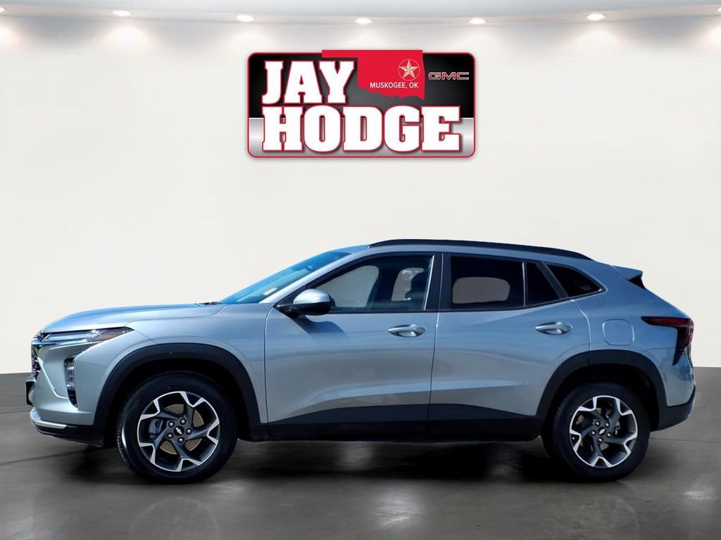 Used 2025 Chevrolet Trax LT w/ Driver Confidence Package FWD image 4