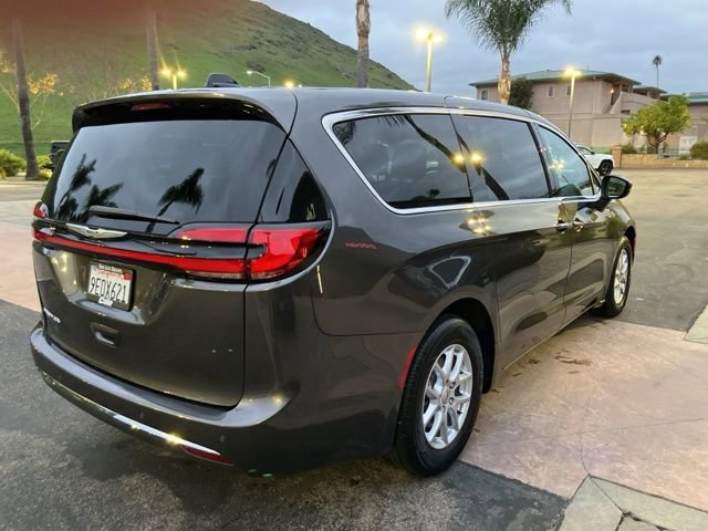 Used 2023 Chrysler Pacifica Touring-L image 6