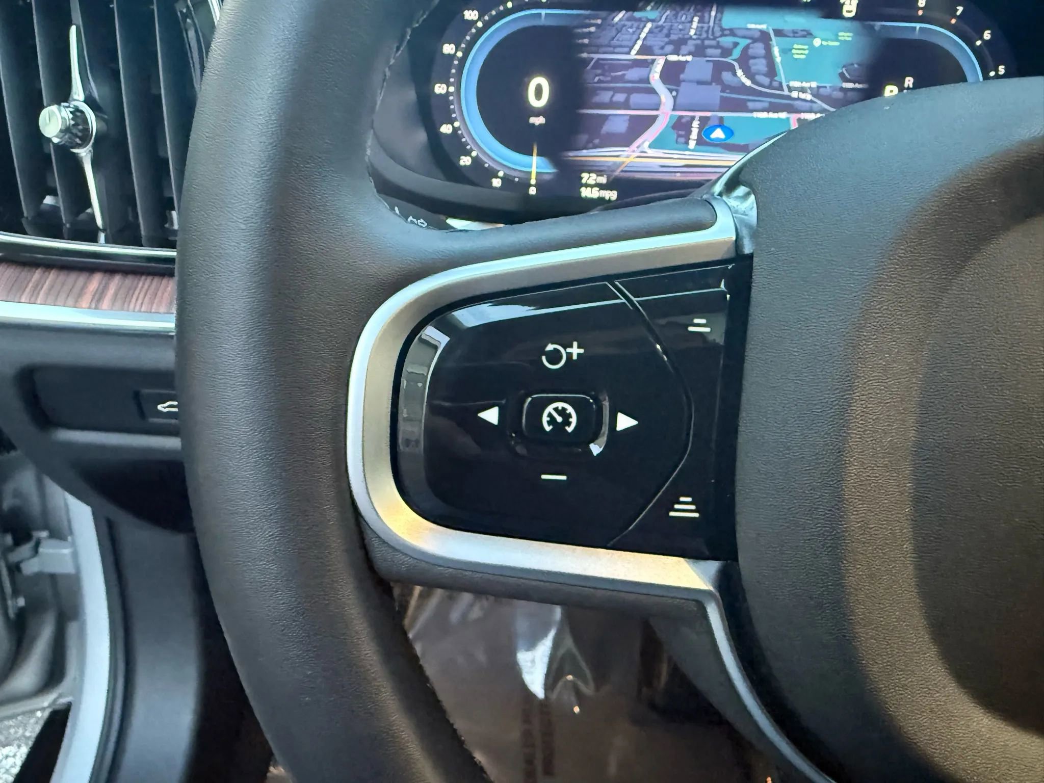 Used 2025 Volvo V60 B5 Cross Country Plus image 17