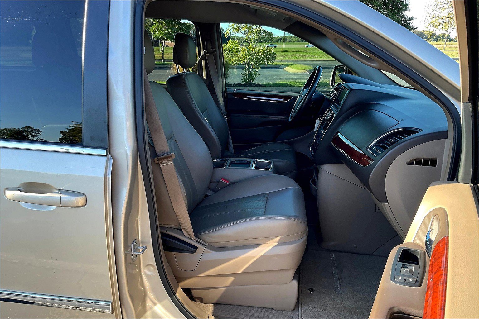 Used 2012 Chrysler Town & Country Touring w/ Entertainment Group #1 image 8