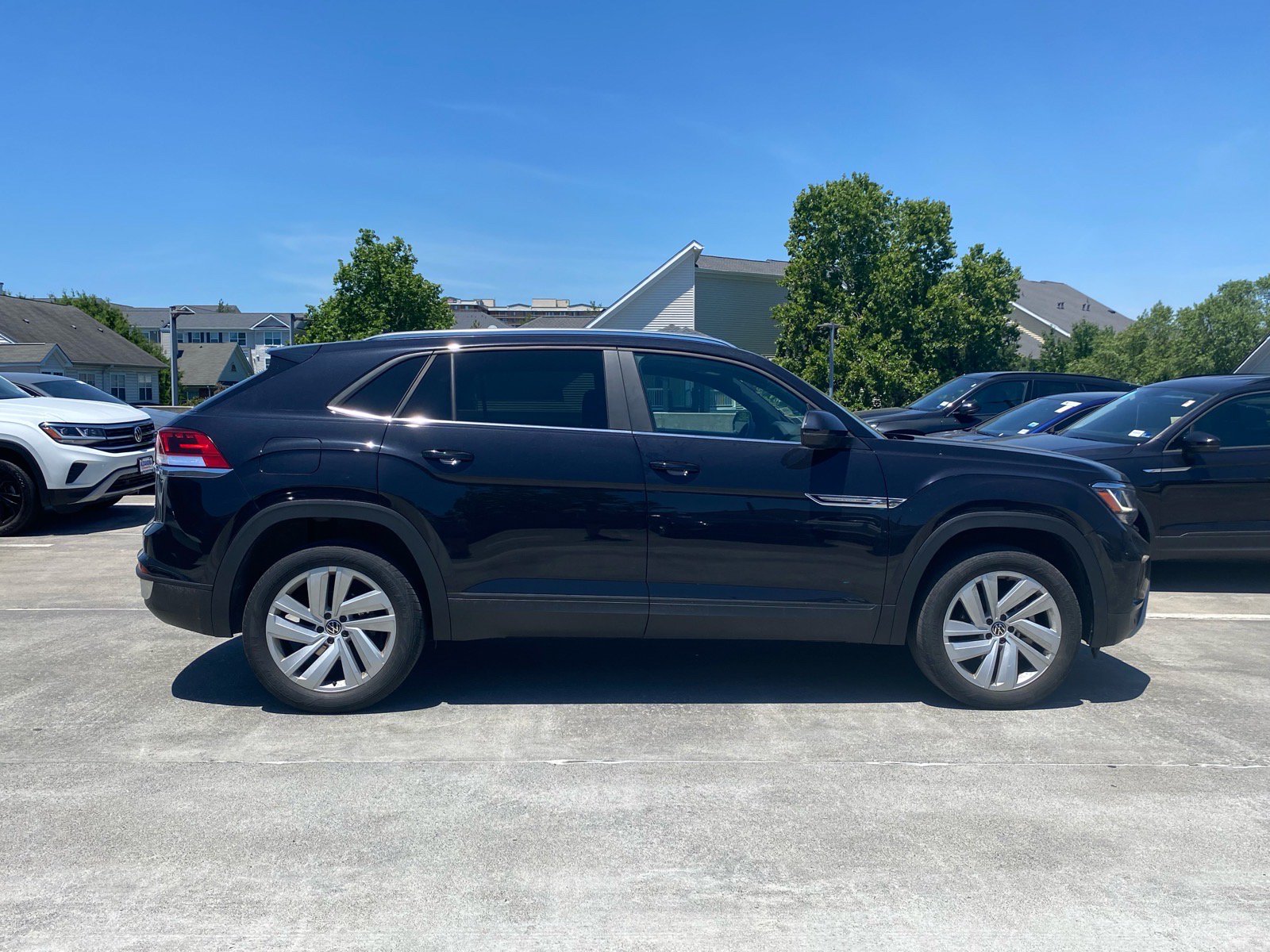 Used 2023 Volkswagen Atlas Cross Sport SE w/ Panoramic Sunroof Package AWD/4WD image 2