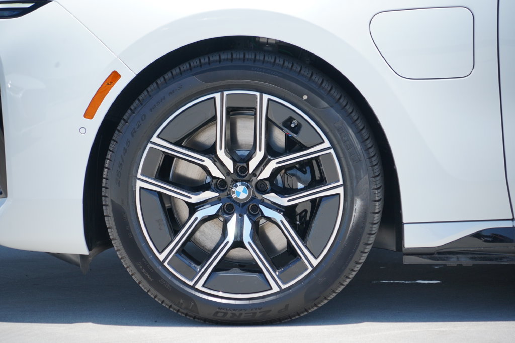 New 2026 BMW 750e xDrive w/ Premium Package AWD/4WD image 5