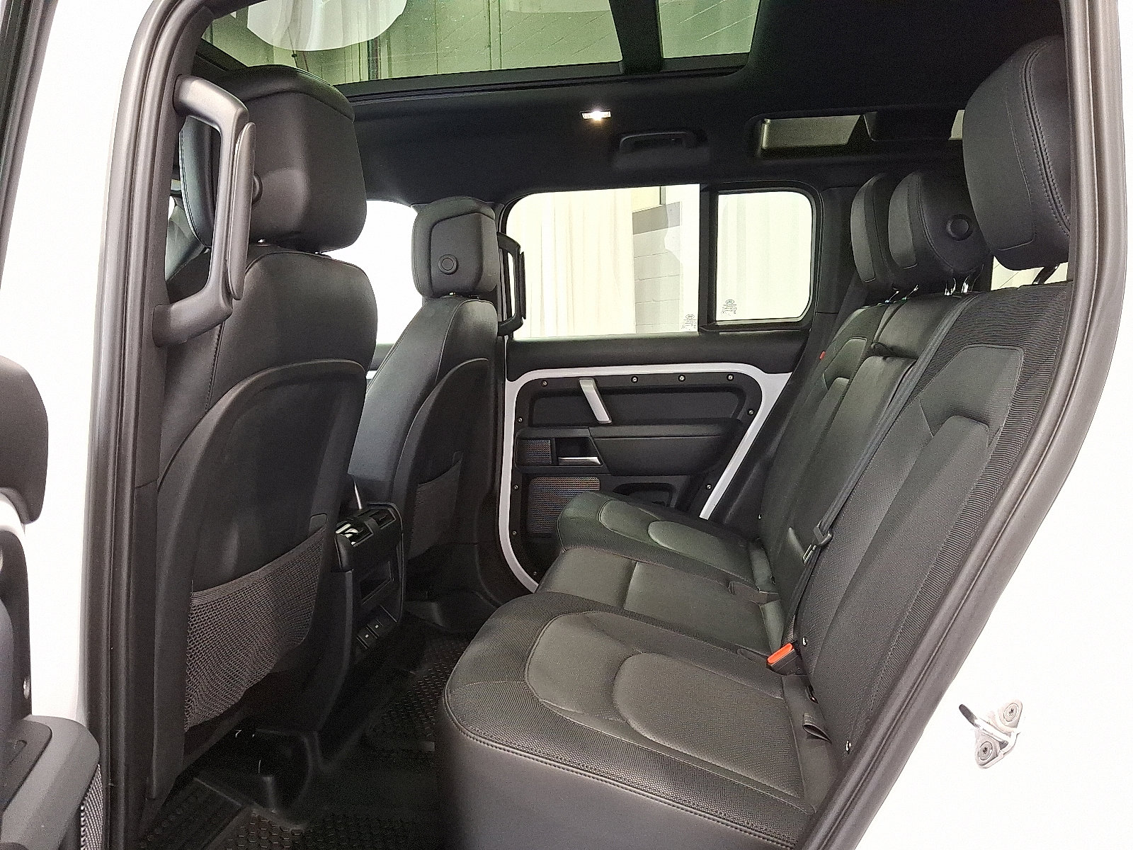 Certified 2023 Land Rover Defender 110 X-Dynamic SE image 10