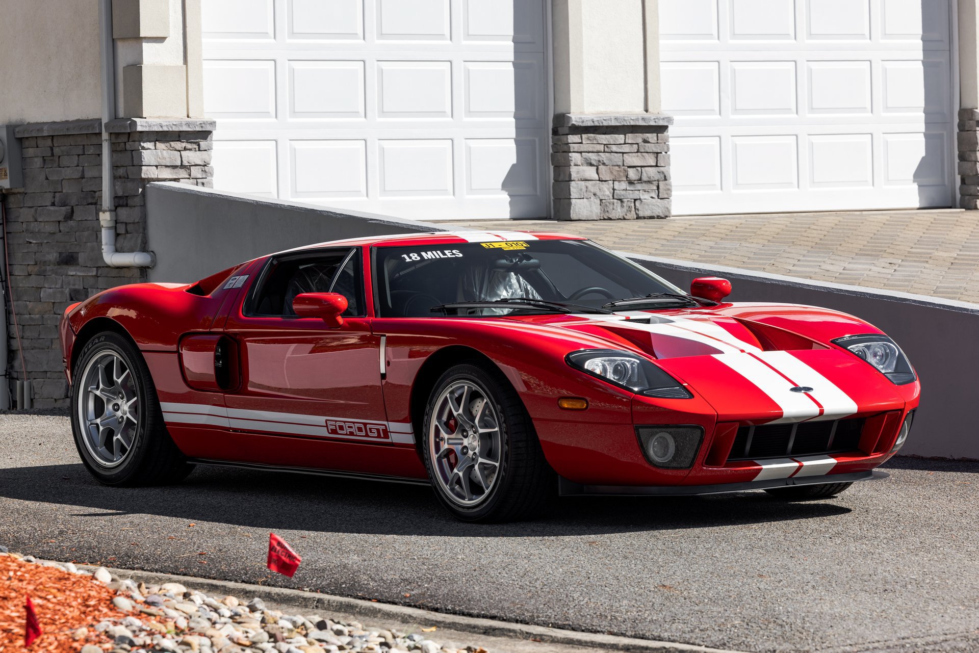 Used 2006 Ford GT RWD image 2