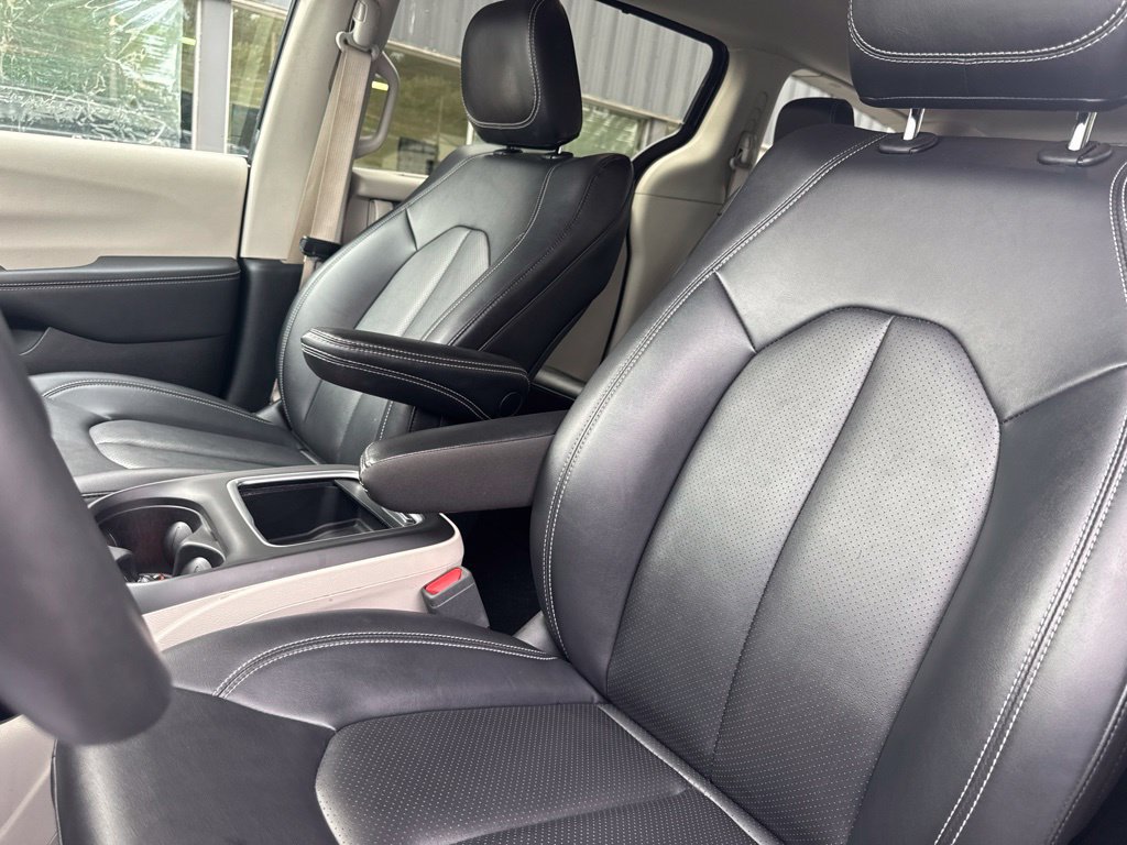Used 2024 Chrysler Pacifica Touring-L FWD image 9