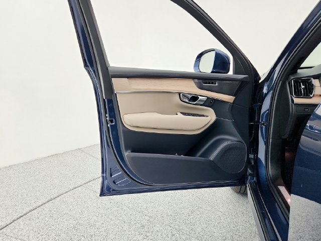 New 2026 Volvo XC90 B6 Plus w/ Protection Package Premier AWD/4WD image 23