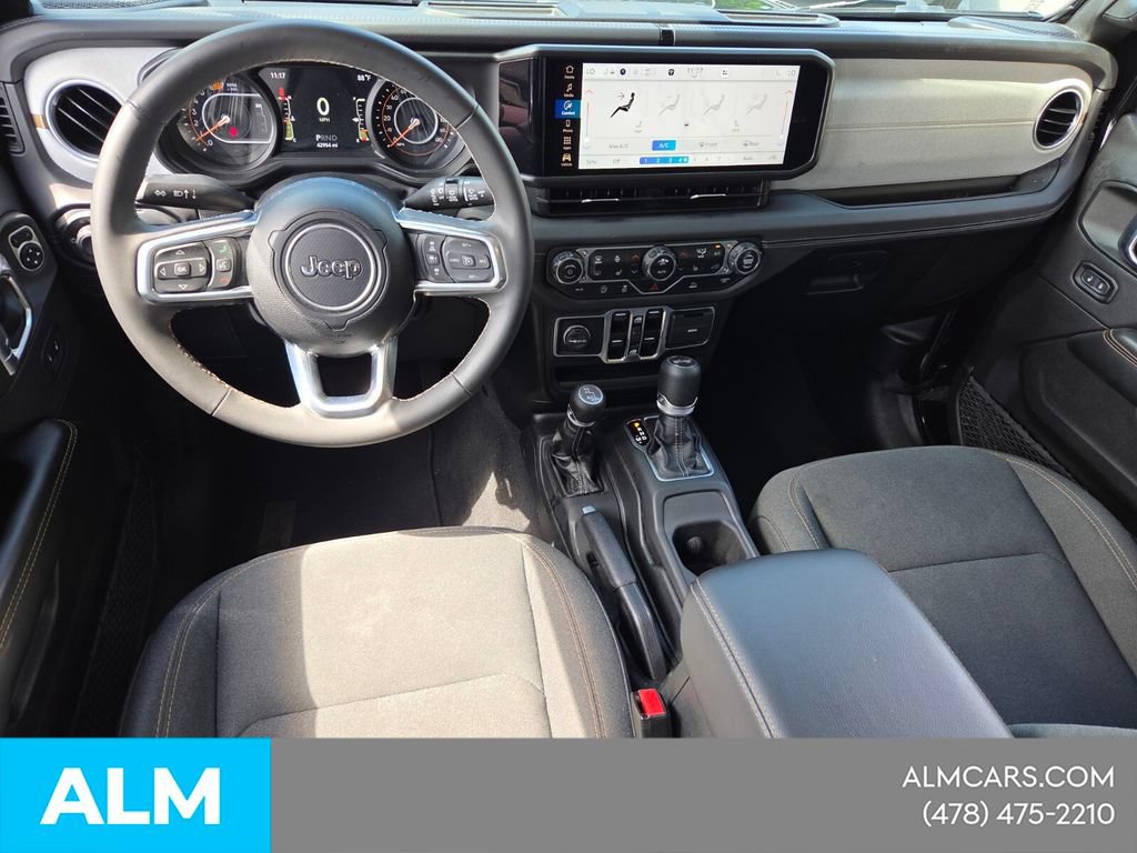 Used 2025 Jeep Wrangler Unlimited Sahara AWD/4WD image 11