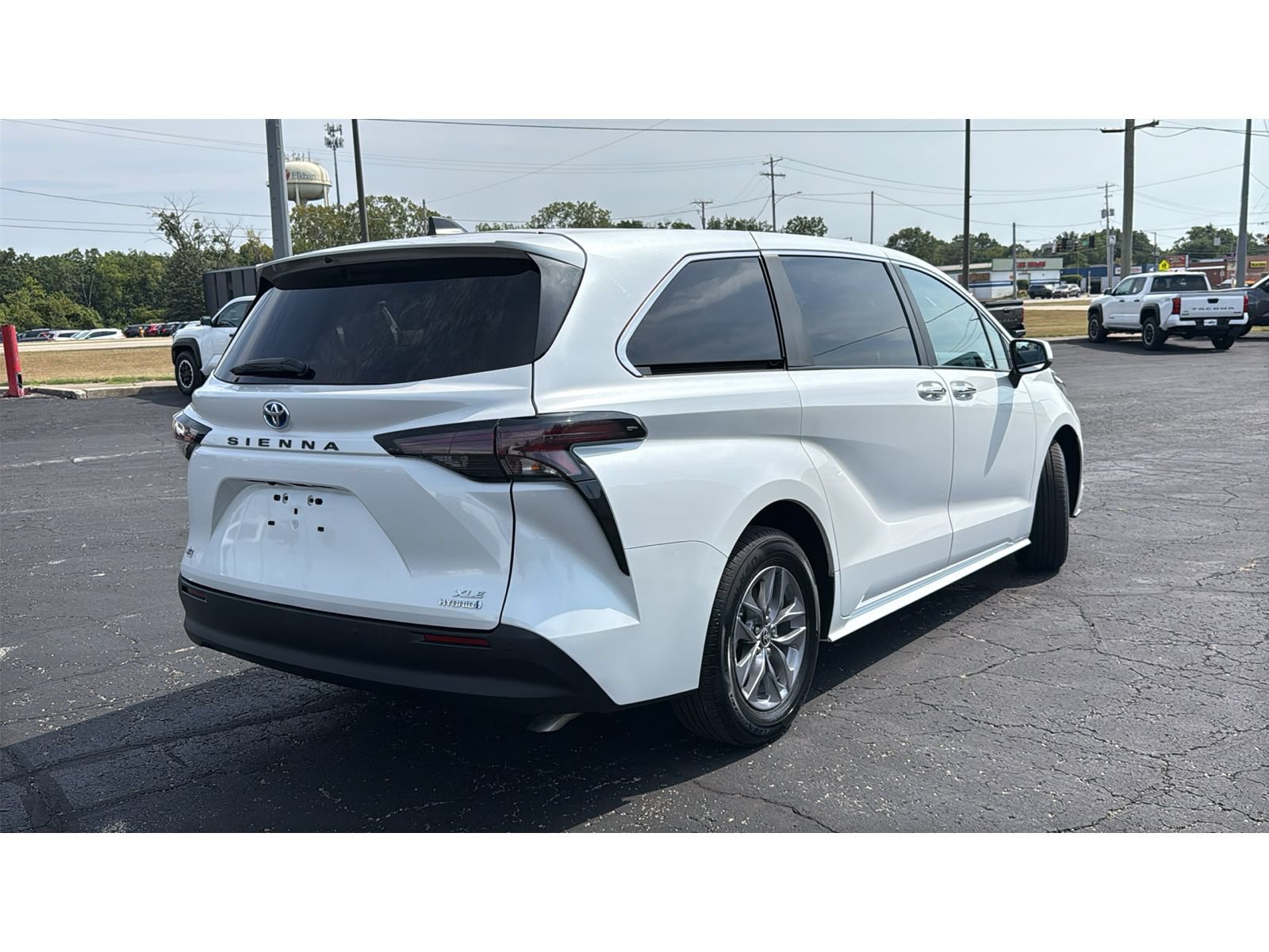 Certified 2024 Toyota Sienna XLE FWD image 9