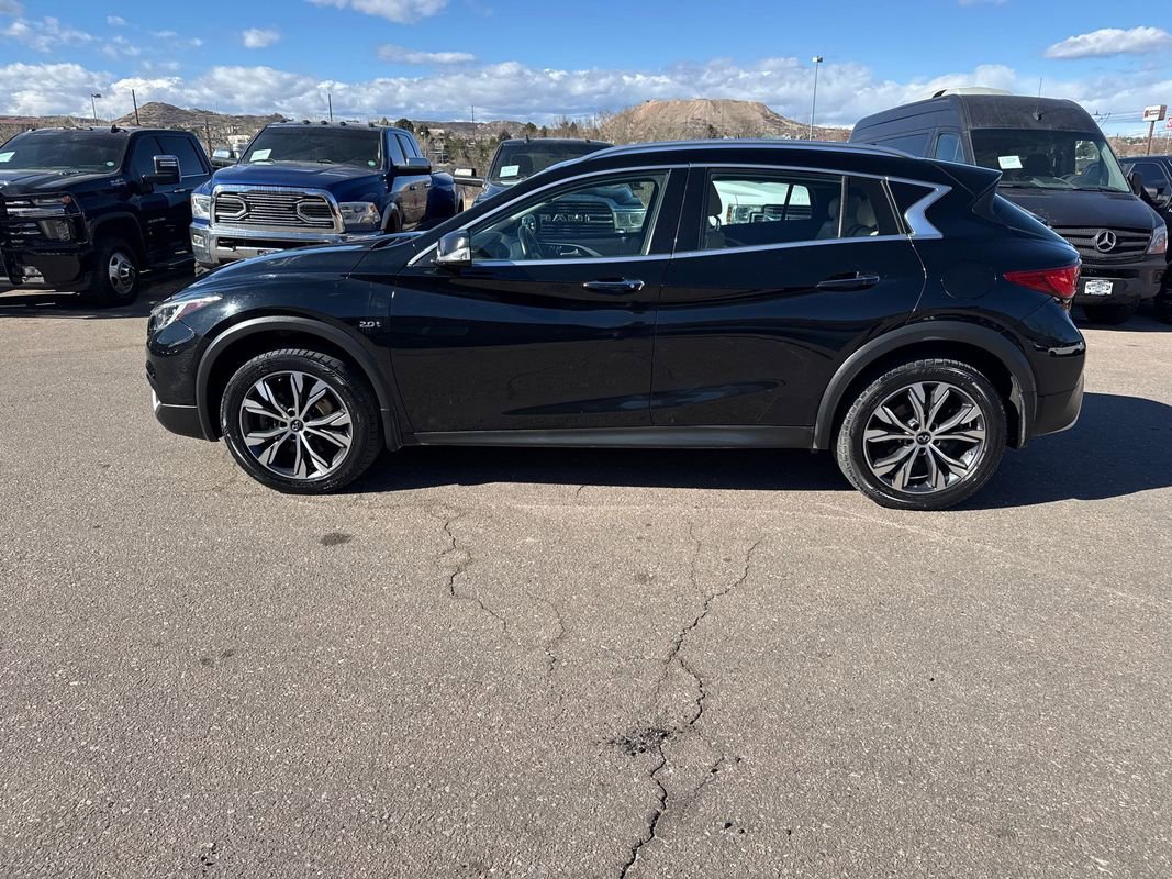 Used 2017 INFINITI QX30 Premium w/ Navigation Package image 4