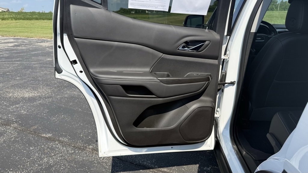 Used 2023 GMC Acadia SLT w/ Elevation Edition image 14