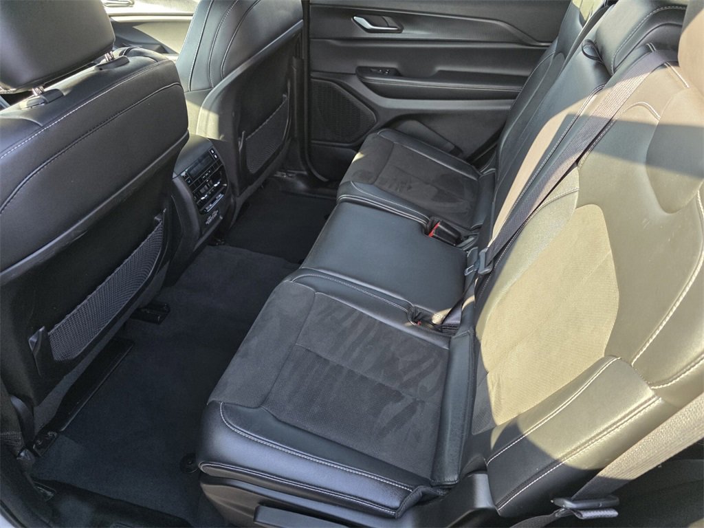 Used 2024 Jeep Grand Cherokee L Laredo image 15