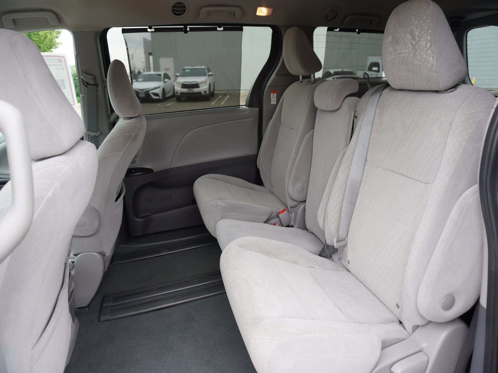 Used 2020 Toyota Sienna LE w/ Carpet Mat Package FWD image 12