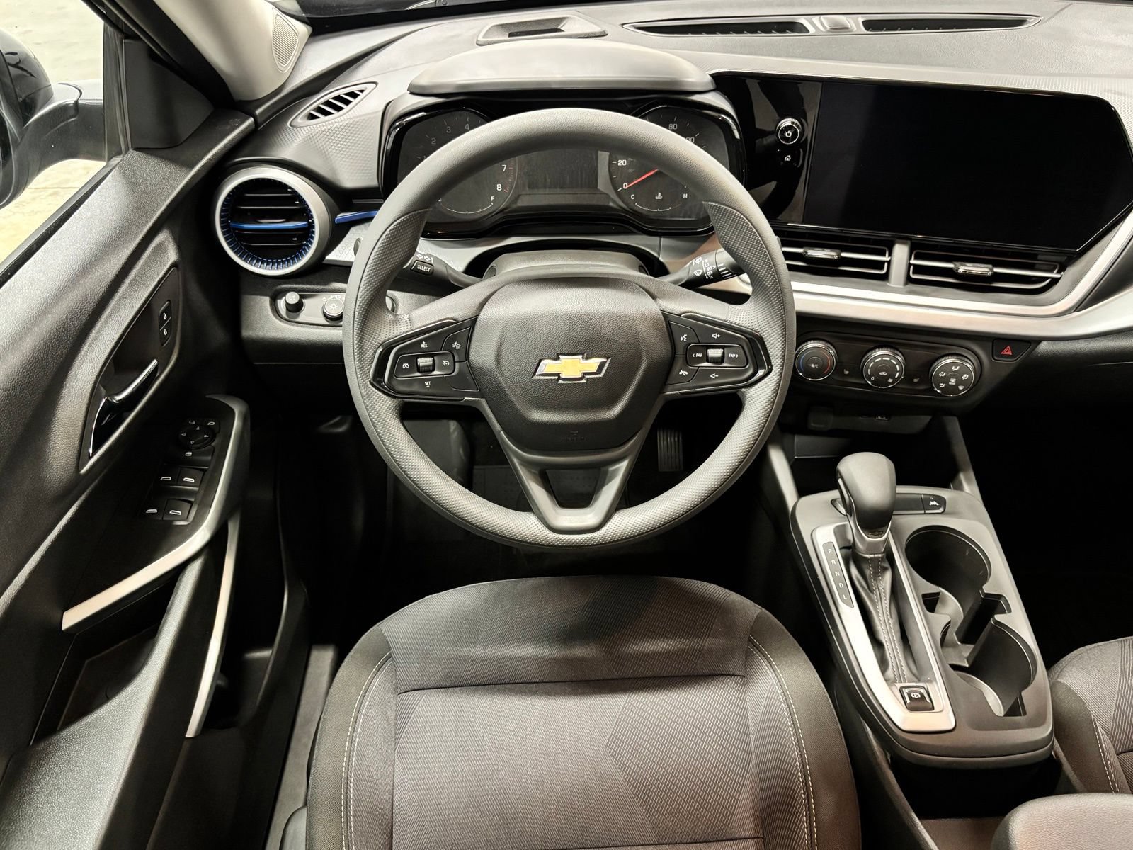 Used 2025 Chevrolet Trax LS w/ LS Convenience Package FWD image 12