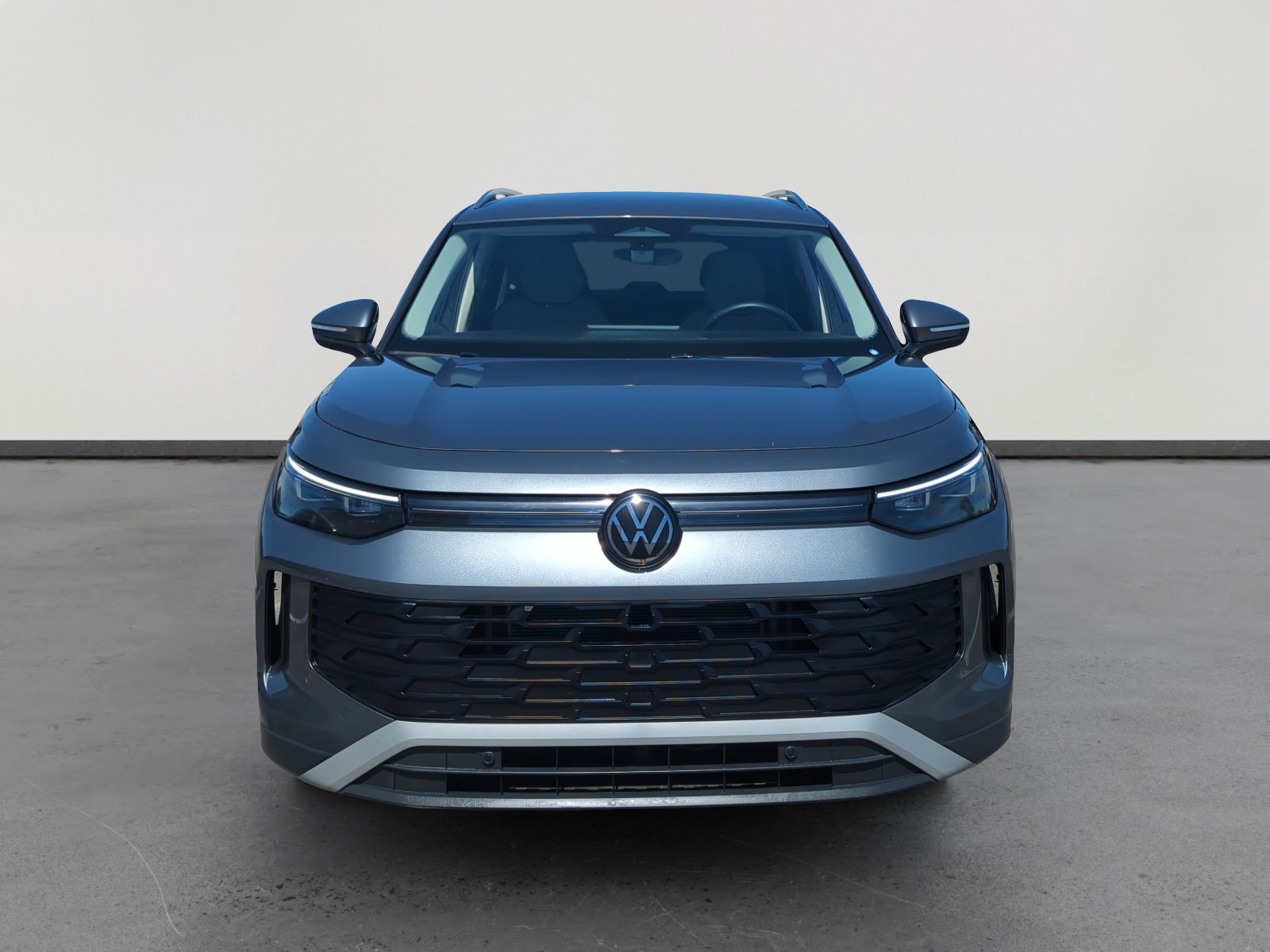 Used 2025 Volkswagen Tiguan SE image 8