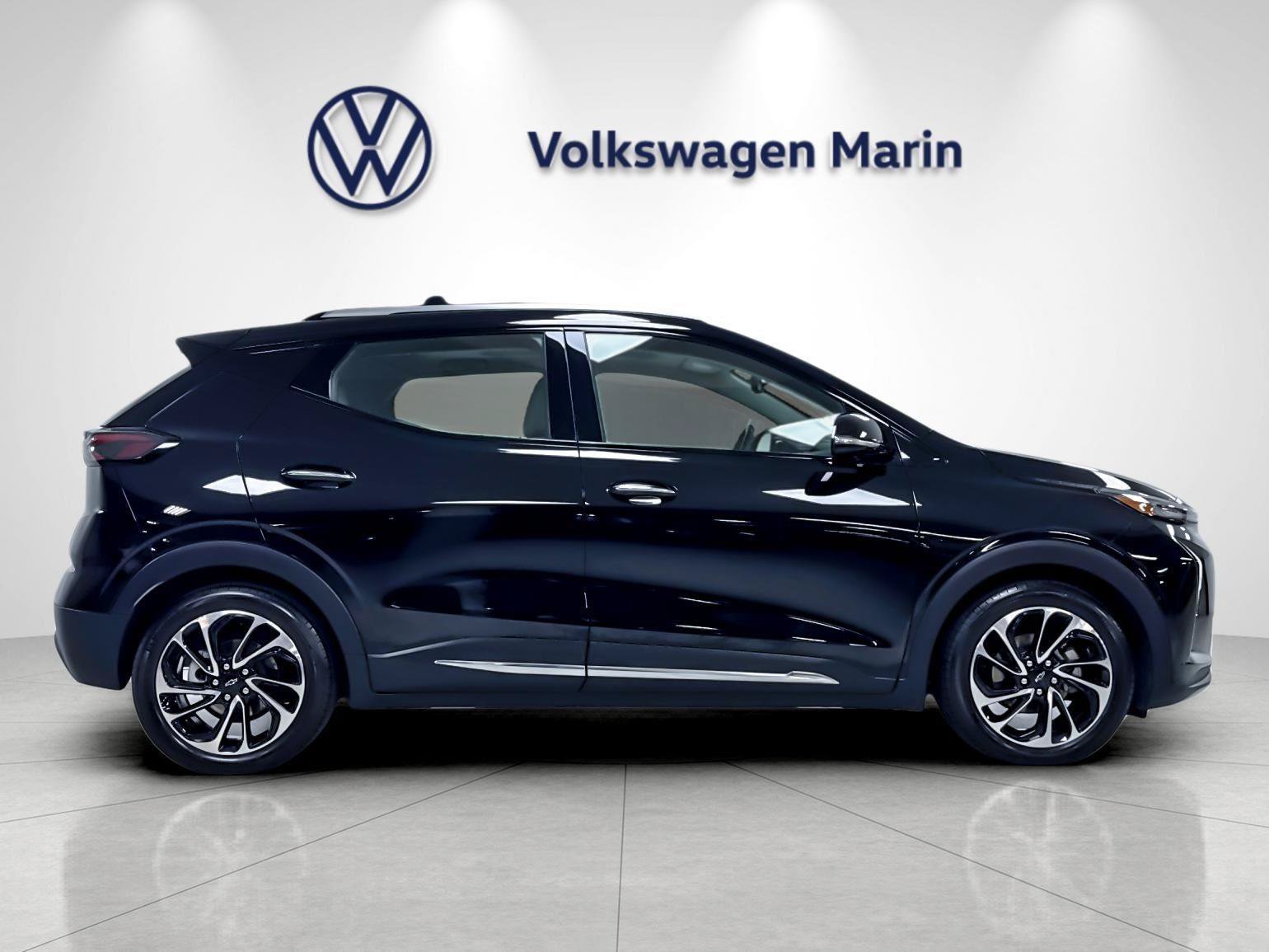 Used 2022 Chevrolet Bolt EUV Premier w/ Sun & Sound Package FWD image 6