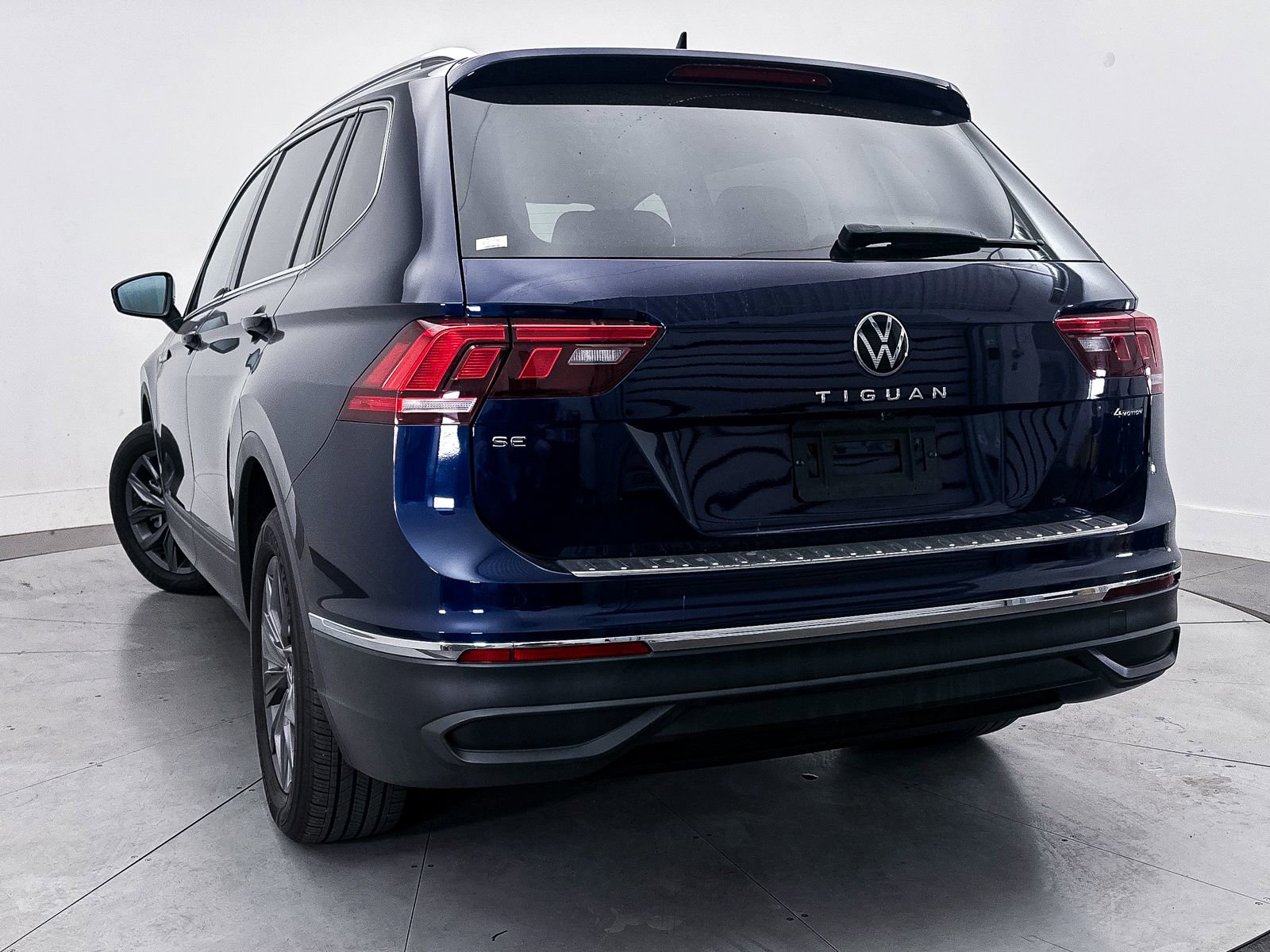 Used 2022 Volkswagen Tiguan SE w/ Panoramic Sunroof Package AWD/4WD image 9