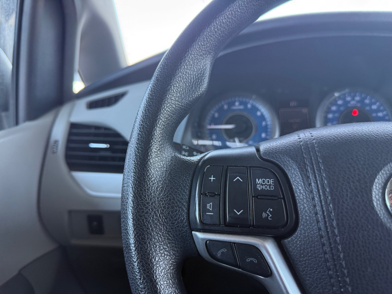 Used 2019 Toyota Sienna LE FWD image 14
