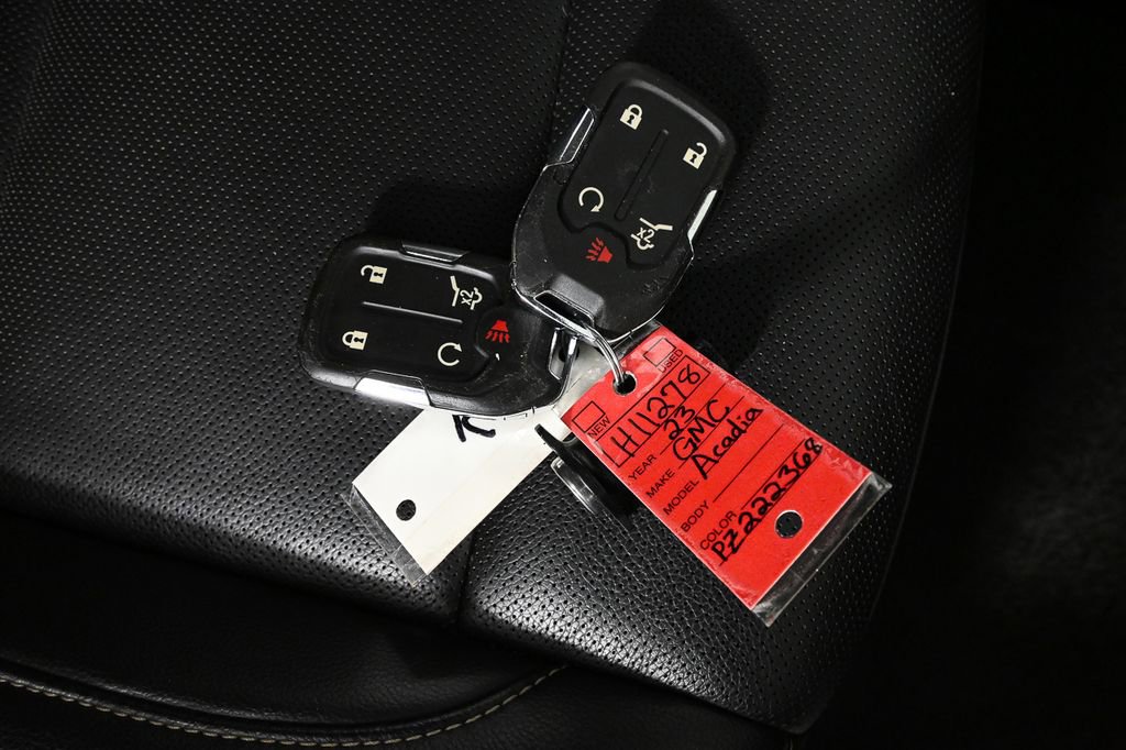 Used 2023 GMC Acadia SLT image 25