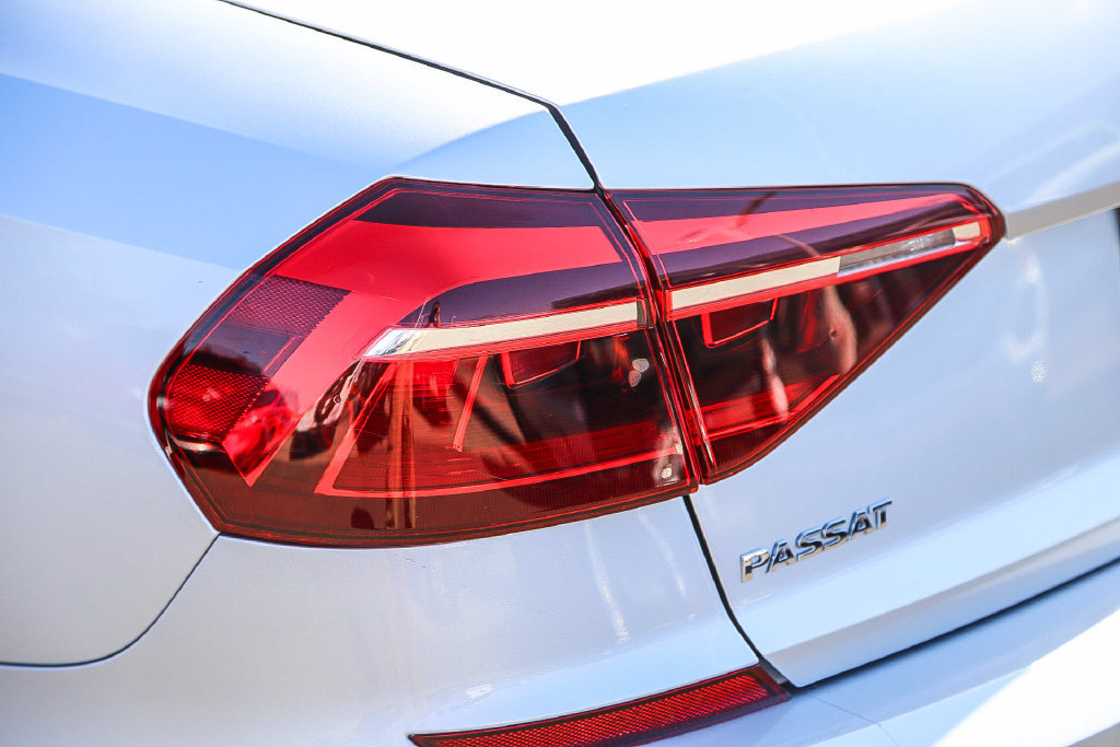 Used 2018 Volkswagen Passat 2.0T R-Line FWD image 8